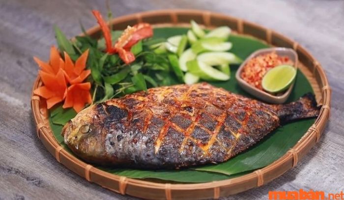 Cá mú nướng mọi là món ăn không thể bỏ qua khi đến bãi Ông Lang Phú Quốc.
