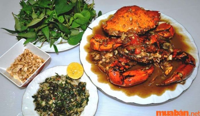Khi đến bãi Ông Lang Phú Quốc, bạn nên thử món tiết canh cua.