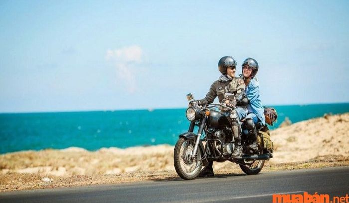 Nhiều bạn trẻ yêu thích việc sử dụng xe máy để đến bãi Ông Lang Phú Quốc