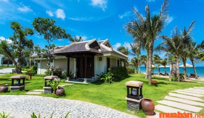 Anja Beach Resort & Spa nằm ngay tại bãi Ông Lang Phú Quốc.