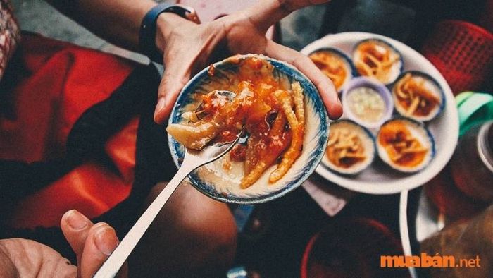 Dù là món ăn giản dị, nhưng bánh đập hến xào luôn nằm trong danh sách các món ăn nổi tiếng của Hội An.