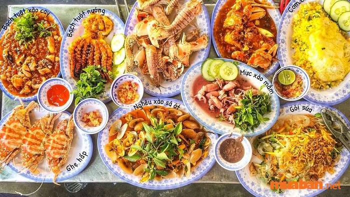 Cửa hàng hải sản biển sống mang đến cho quý khách nhiều lựa chọn phong phú như tôm hùm, tôm sú, cua biển, ghẹ xanh, cá đuối cùng nhiều loại hải sản tươi sống khác.