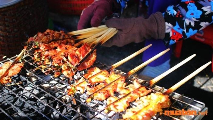 Một phần bánh ướt cuốn thịt nướng hoàn hảo bao gồm thịt xiên nướng thơm lừng rắc chút đậu phộng, bánh ướt, rau sống và nước chấm mặn ngọt.