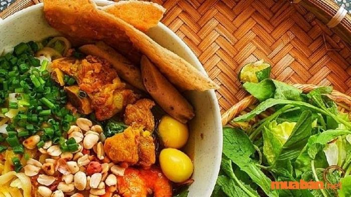 Khi nhắc đến mì Quảng, đặc sản của Hội An, mì Phú Chiêm là lựa chọn thơm ngon nhất với nước mì đặc sệt, không giống như mì truyền thống.