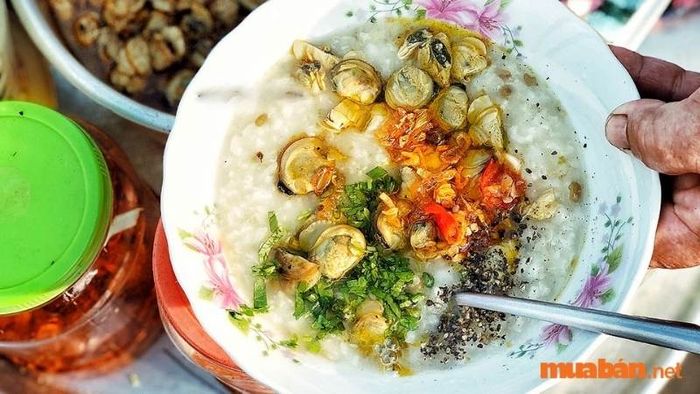 Cháo nghêu Hội An là sự hòa quyện hoàn hảo của cháo, nghêu, gừng, hành lá, rau thơm và gia vị.