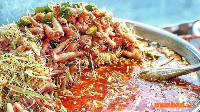 Chân gà cay ở Hội An là món ăn sẽ “đốt cháy” vị giác của bạn với hương vị cay nồng và mùi thơm quyến rũ.
