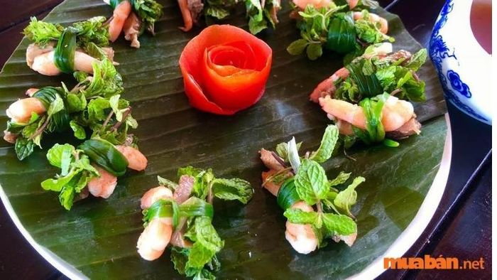 Tam hữu thực sự là sự kết hợp tuyệt vời của ba nguyên liệu quen thuộc: tôm, thịt được cuộn gọn trong cọng hành hoa và phối hợp với rau húng.
