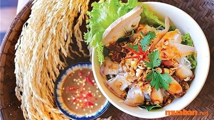 Khác với bún mắm miền Tây với đủ loại nguyên liệu như tôm, cua, cá trong nước dùng, bún mắm ở Hội An lại là bún mắm nêm.