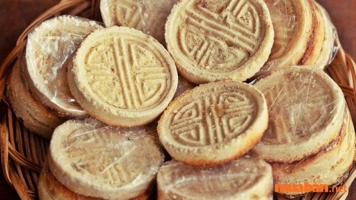 Có thể bạn chưa biết rằng bánh đậu xanh Hội An từng là món quà quý giá, được dùng để biếu tặng các vị vua trong lịch sử. Để nấu món bánh đậu xanh chuẩn vị, người thợ cần lựa chọn kỹ lưỡng hạt đậu xanh nếp vàng chất lượng.