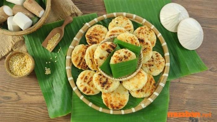 Ít ai nhận ra rằng trên các con phố Hội An luôn có những chị, những cô ngồi bán bánh khoai nướng, điều này tạo nên sự độc đáo cho ẩm thực phố cổ.