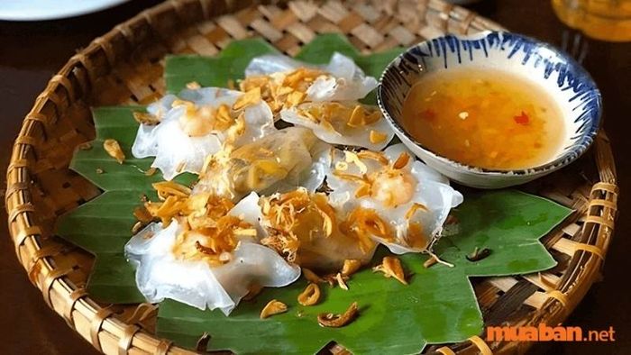 Sự hấp dẫn của món ăn đến từ lớp vỏ giòn dai, thơm mùi bột nếp, bên trong là hương vị nhẹ nhàng từ thịt heo, mộc nhĩ và hành khô, hòa quyện cùng nước chấm có đầy đủ vị chua, cay, mặn, ngọt, tạo nên một món ăn đậm đà và quyến rũ.