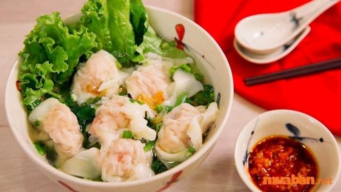Mặc dù có nguồn gốc từ Trung Quốc, hoành thánh ở Hội An lại mang đến hương vị rất Việt Nam.