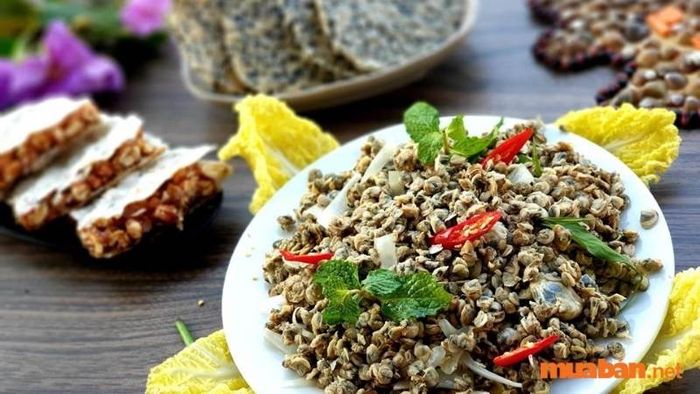 Nhiều du khách Hàn Quốc hài hước cho rằng cơm hến chính là phiên bản bibimbap của Việt Nam. Hến được xào chín với thịt hến, mắm ruốc, tóp mỡ, sợi mì chiên giòn, ớt tươi và đậu phộng.
