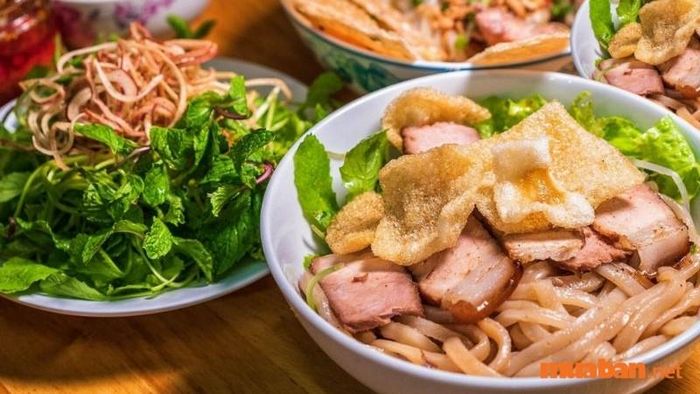 Cao lầu là món ăn đặc trưng của Hội An, bạn sẽ không tìm thấy ở đâu khác. Dù có ai cố gắng chế biến, cũng khó mà nếm được hương vị đặc sắc của món này.