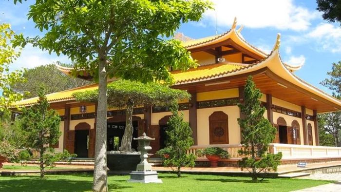 Thiền viện Trúc Lâm nằm trên đỉnh núi Phượng Hoàng