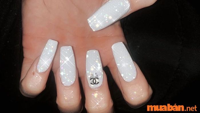 Mẫu nail trắng xinh xắn với nhũ lấp lánh