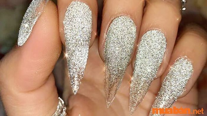 Mẫu nail trắng kim tuyến quyến rũ và hấp dẫn