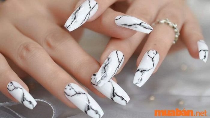 Mẫu nail trắng loang màu đầy ấn tượng