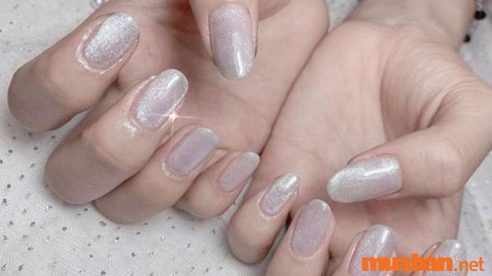 Nail trắng xinh đẹp với nhũ lấp lánh