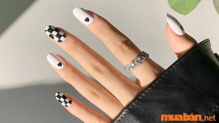 Mẫu nail trắng họa tiết caro cho cô nàng năng động