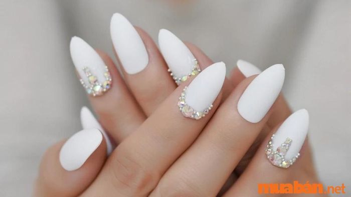 Mẫu nail trắng đính đá lấp lánh, thể hiện sự sang trọng
