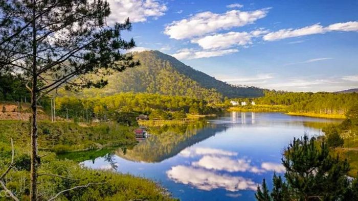 Chiêm ngưỡng vẻ đẹp của Hồ Tuyền Lâm