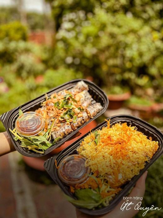 Bánh tráng kèm sốt me