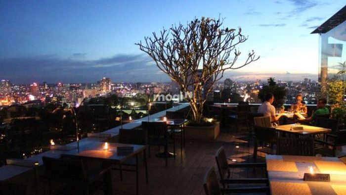 Moonlight Coffee Lounge tại tầng thượng của tòa nhà C.T Plaza quận Tân Bình