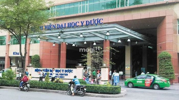 Ngã tư Bốn Xã nằm gần các cơ sở y tế và bệnh viện lớn.
