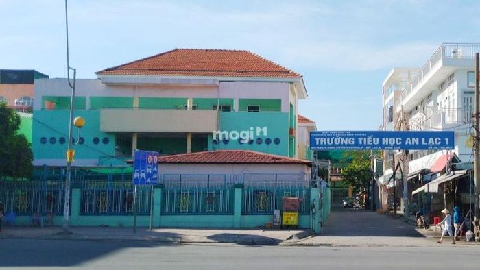 Khu vực ngã tư Bốn Xã có nhiều trường học ở các cấp độ khác nhau.