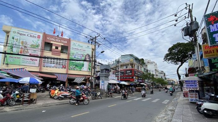 Chợ Hoàng Hoa Thám - khu chợ nổi tiếng với mặt hàng đồ si (second-hand)