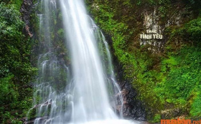 Ngọn thác thuộc khu vực vườn quốc gia Hoàng Liên, dưới chân đèo Ô Quy Hồ.
