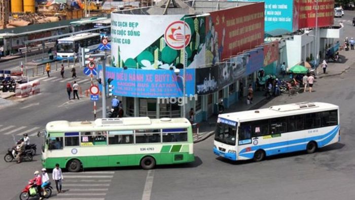 Khu vực Ngã tư Bốn Xã còn có các tuyến xe buýt thuận lợi cho việc di chuyển giữa các quận.