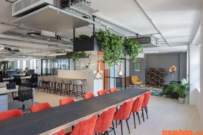 Thiết kế Pantry với dãy bàn ăn dài.