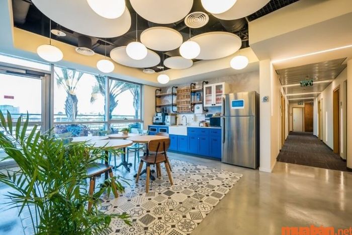 Khu vực Pantry được sắp xếp tách biệt với không gian làm việc.