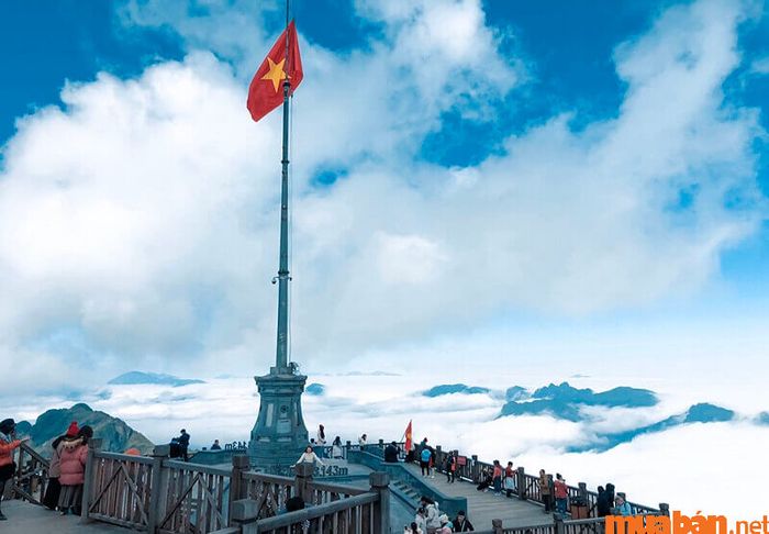 Cột Cờ – Ngắm nhìn cờ Tổ quốc tung bay trên đỉnh Fansipan