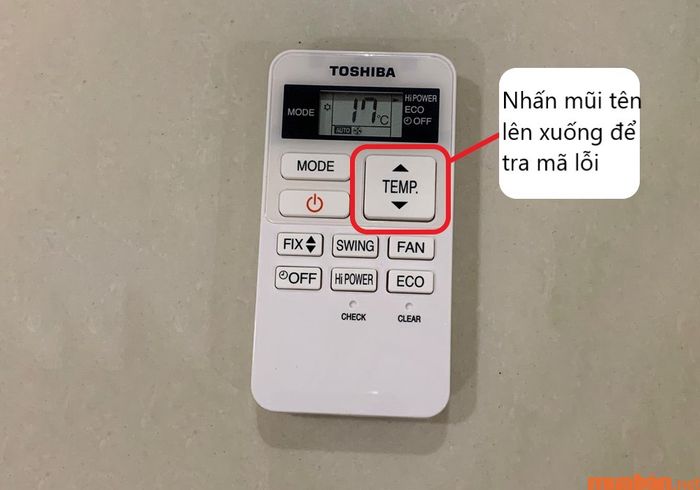 Sử dụng hai nút mũi tên lên xuống để rà soát mã lỗi của máy lạnh.