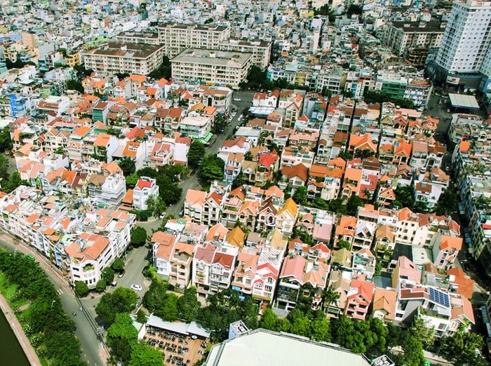 Khu vực với mật độ dân số cao, giao thông nhộn nhịp, và nhiều công trình nhà ở…