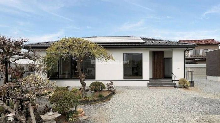 Nhà cấp 4 với mái ngói đen, cửa trượt gỗ theo kiểu Nhật