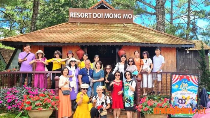 Một gia đình lớn chụp hình kỷ niệm tại Đồi Mộng Mơ Đà Lạt