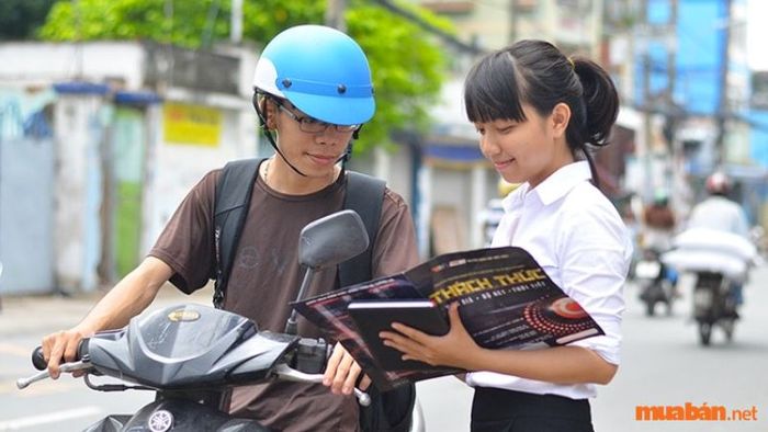 Nhân viên phát tờ rơi