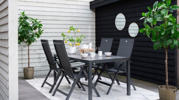 Điểm nhấn của mẫu thiết kế này chính là việc sắp xếp cây xanh và hoa cỏ trang trí, tạo ra không gian trong lành và mát mẻ hơn