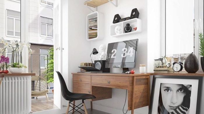 Bàn làm việc phong cách Bắc Âu được làm từ gỗ với thiết kế đơn giản, kết hợp cùng kệ sách treo tường tiện ích