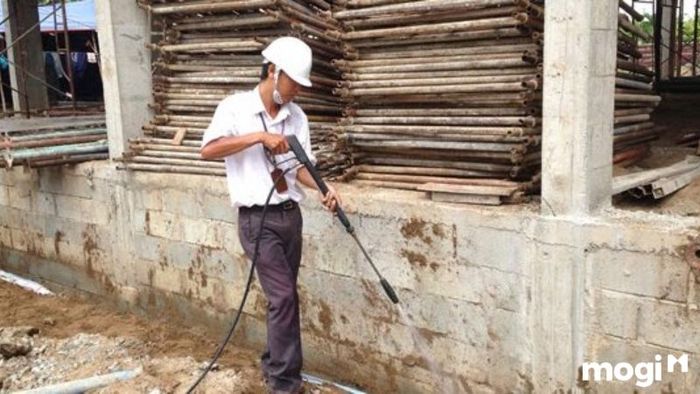 Ngăn chặn mối cho ngôi nhà mới xây bằng thuốc dạng lỏng