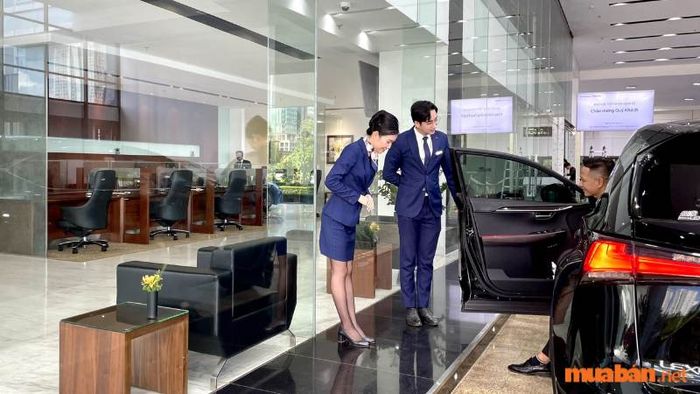 Nhân viên lễ tân là người đầu tiên mà khách hàng thấy và tiếp xúc