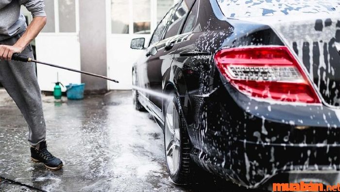 Nhân viên rửa xe máy, ô tô