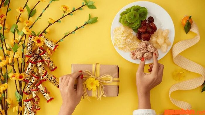 Nhân viên bán đặc sản vùng miền
