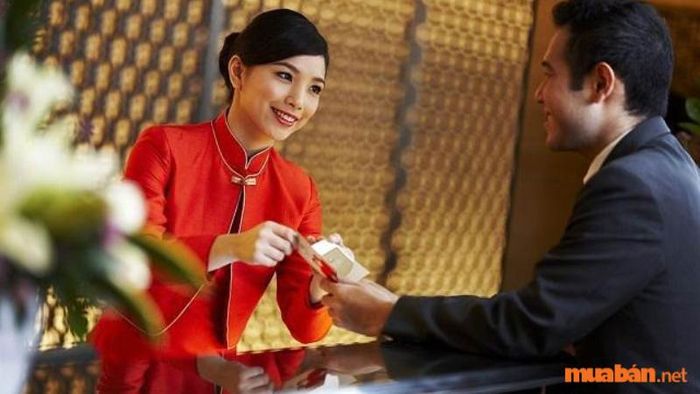 Nhân viên lễ tân là ai? Chi tiết mô tả công việc của lễ tân