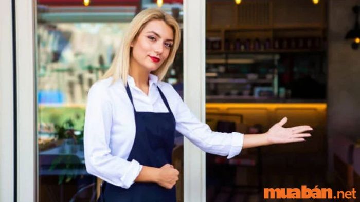 Nhân viên phục vụ quán cafe mở cửa và chào đón khách hàng