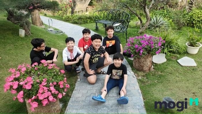 Ngôi nhà lớn của Xuân Bắc được xây dựng hoàn toàn từ gỗ.